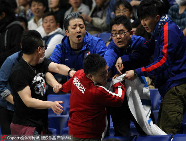 hth体育- 热那亚球迷抗议管理层，主场横幅抗议财政不公